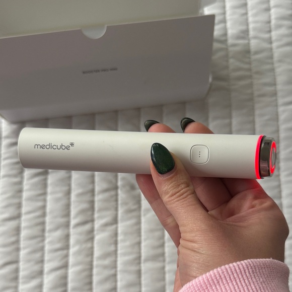 Medicube Pro Booster Mini - White - hardly used! - Picture 4 of 5